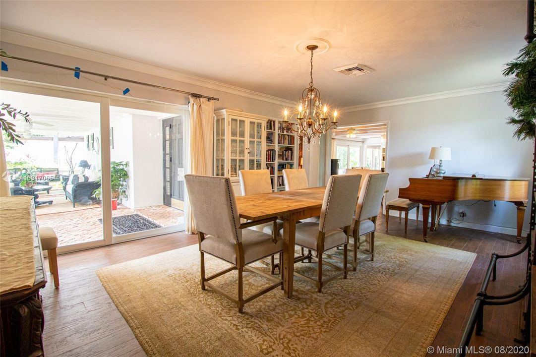 Recently Sold: $850,000 (3 beds, 3 baths, 2350 Square Feet)