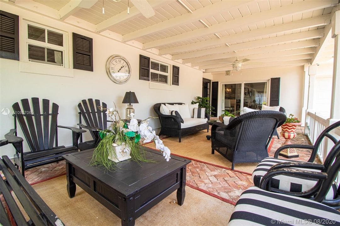 Recently Sold: $850,000 (3 beds, 3 baths, 2350 Square Feet)