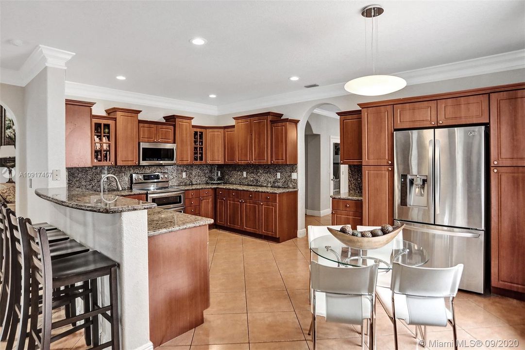 Vendido Recientemente: $690,000 (5 camas, 3 baños, 3238 Pies cuadrados)