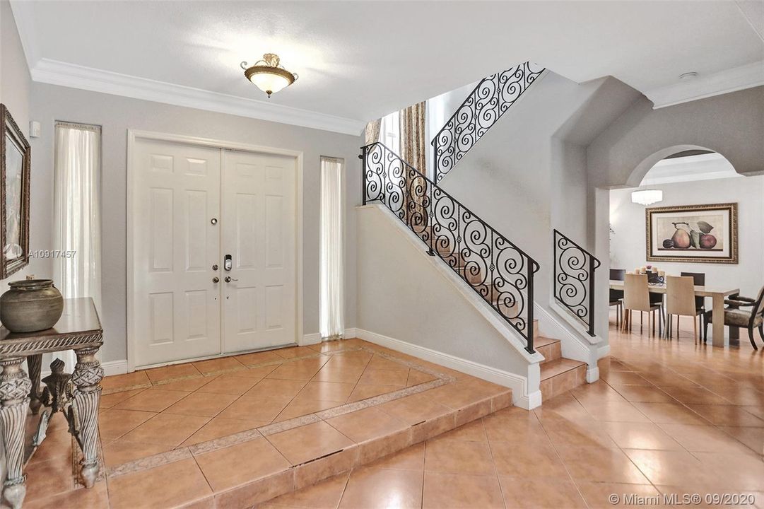 Vendido Recientemente: $690,000 (5 camas, 3 baños, 3238 Pies cuadrados)