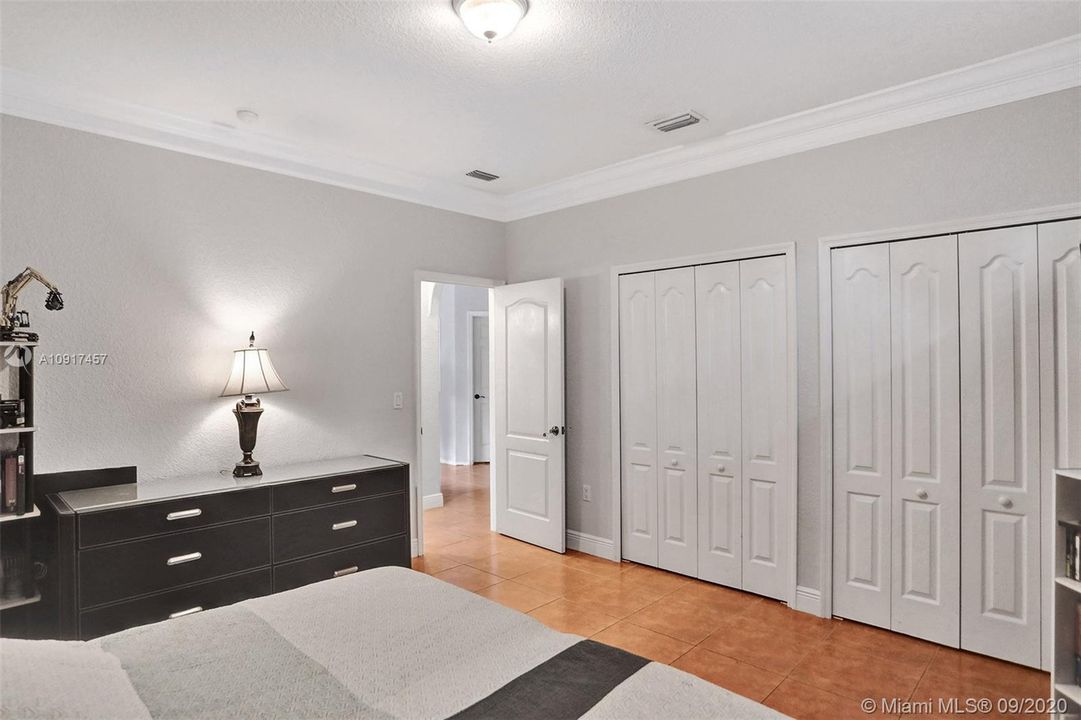 Vendido Recientemente: $690,000 (5 camas, 3 baños, 3238 Pies cuadrados)