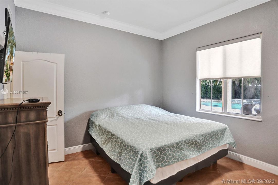 Vendido Recientemente: $690,000 (5 camas, 3 baños, 3238 Pies cuadrados)