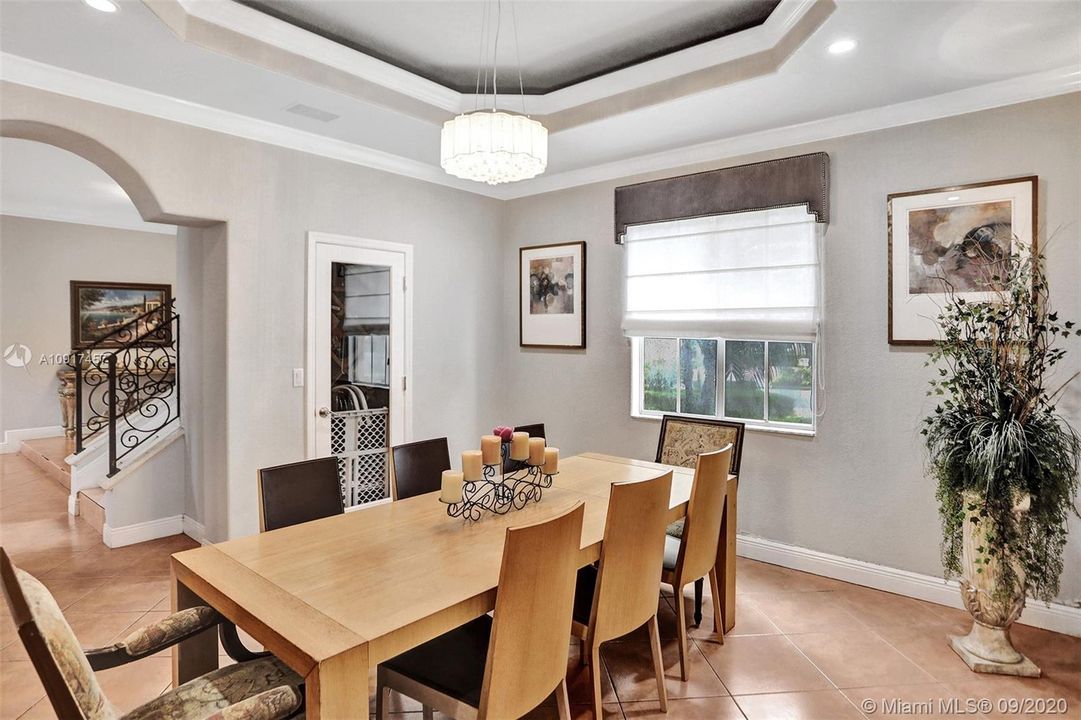 Vendido Recientemente: $690,000 (5 camas, 3 baños, 3238 Pies cuadrados)