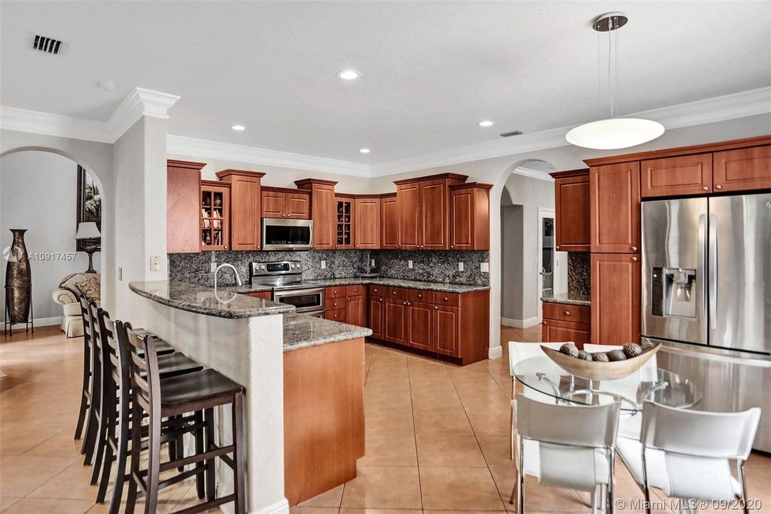Vendido Recientemente: $690,000 (5 camas, 3 baños, 3238 Pies cuadrados)