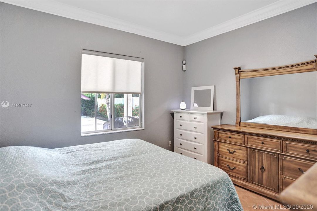 Vendido Recientemente: $690,000 (5 camas, 3 baños, 3238 Pies cuadrados)