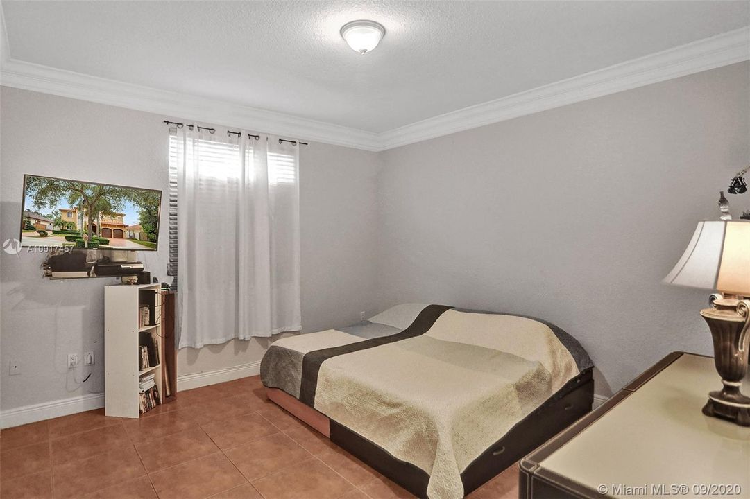 Vendido Recientemente: $690,000 (5 camas, 3 baños, 3238 Pies cuadrados)