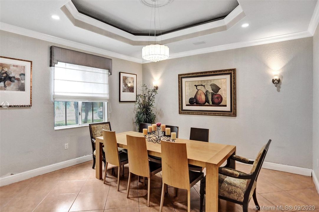 Vendido Recientemente: $690,000 (5 camas, 3 baños, 3238 Pies cuadrados)