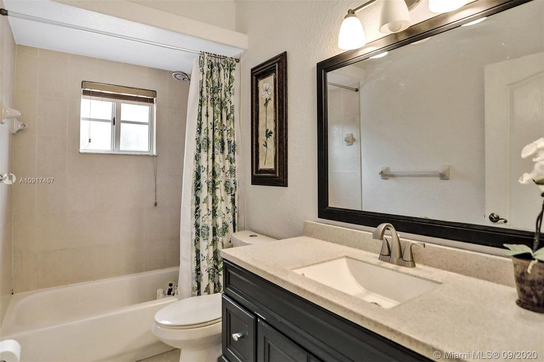 Vendido Recientemente: $690,000 (5 camas, 3 baños, 3238 Pies cuadrados)