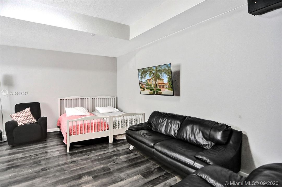 Vendido Recientemente: $690,000 (5 camas, 3 baños, 3238 Pies cuadrados)