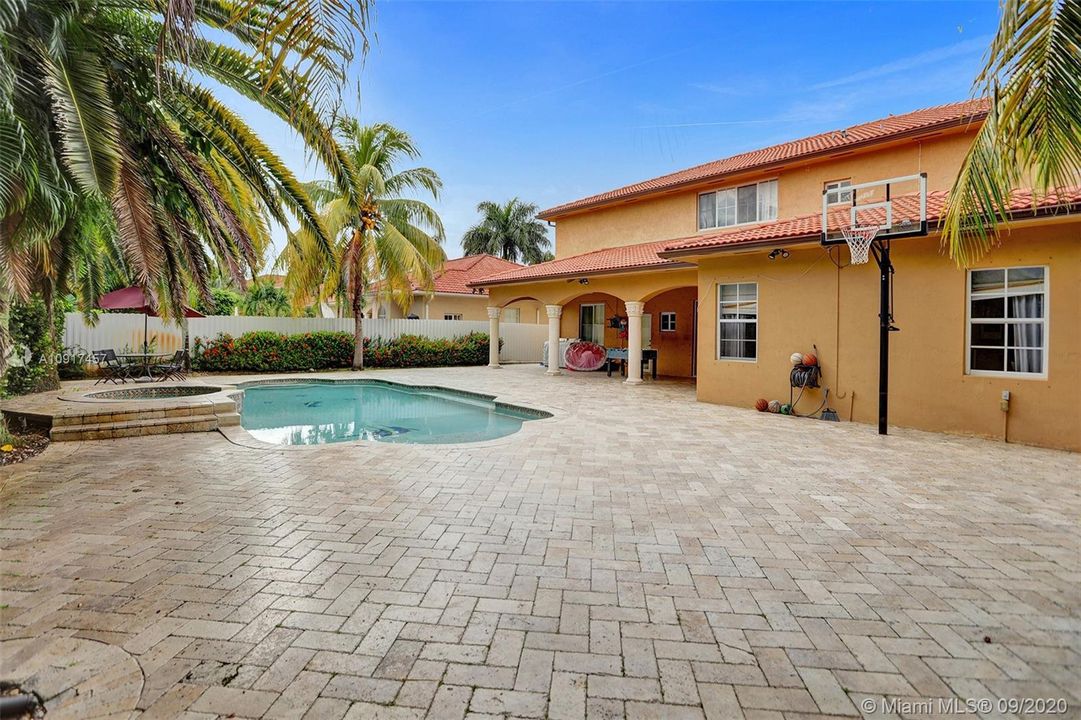Vendido Recientemente: $690,000 (5 camas, 3 baños, 3238 Pies cuadrados)