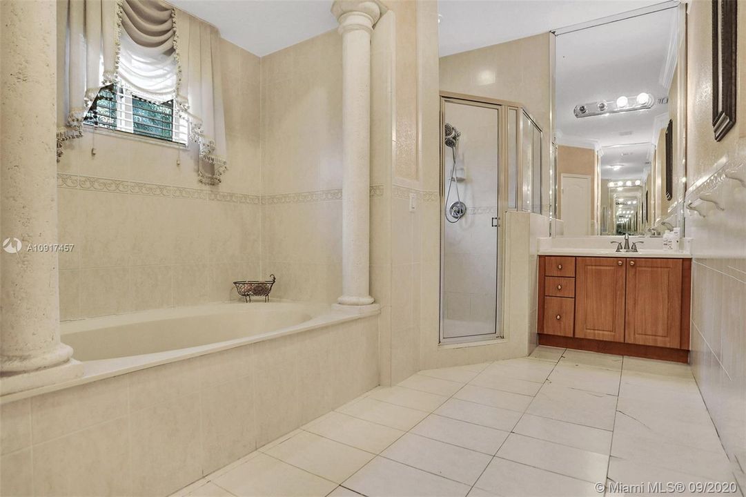 Vendido Recientemente: $690,000 (5 camas, 3 baños, 3238 Pies cuadrados)