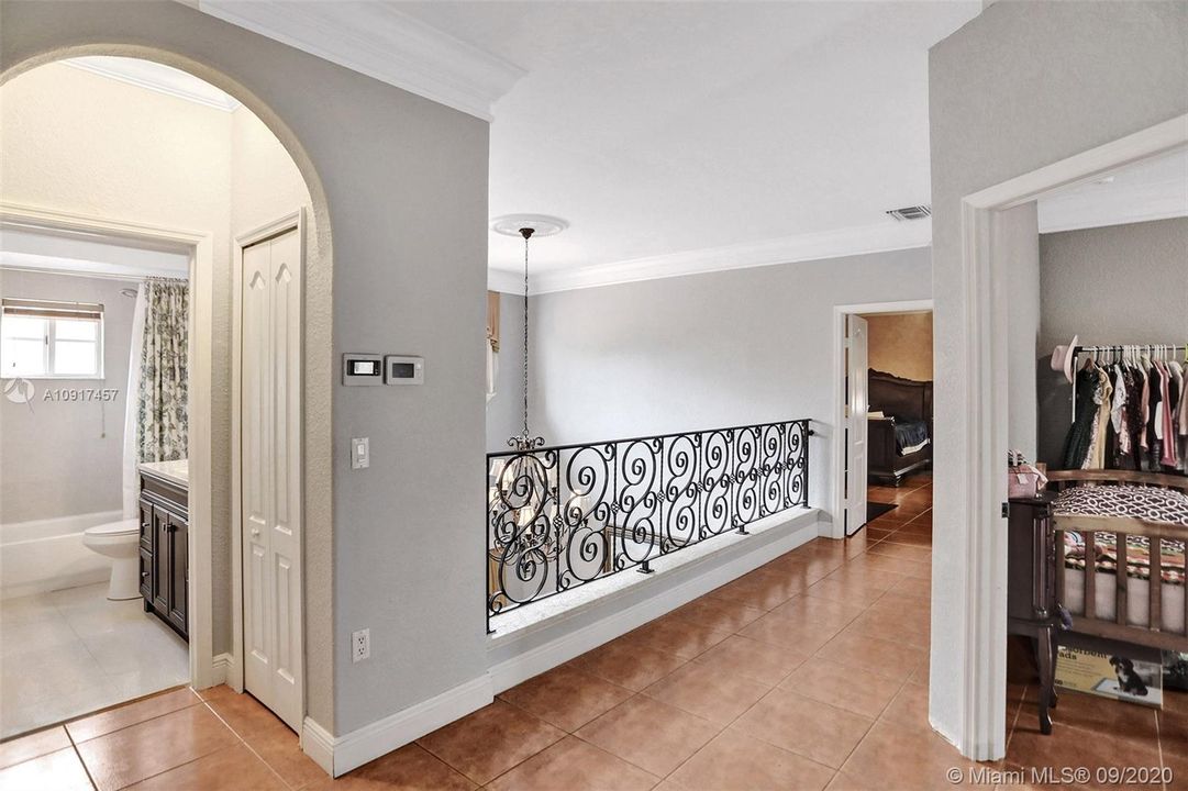 Vendido Recientemente: $690,000 (5 camas, 3 baños, 3238 Pies cuadrados)