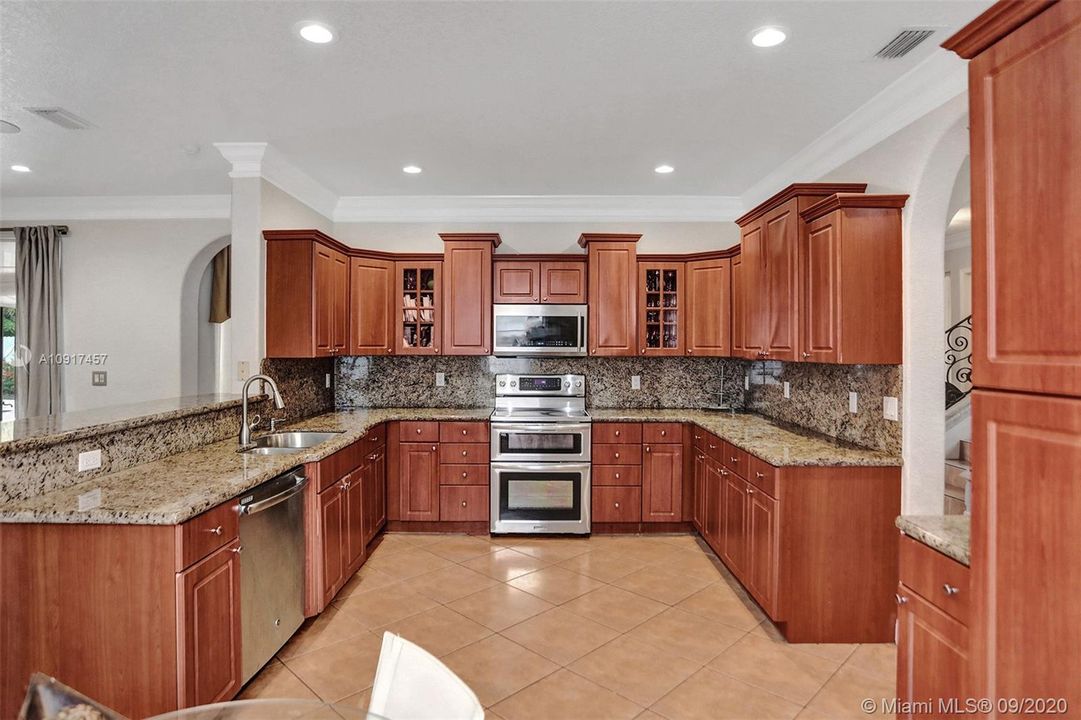 Vendido Recientemente: $690,000 (5 camas, 3 baños, 3238 Pies cuadrados)