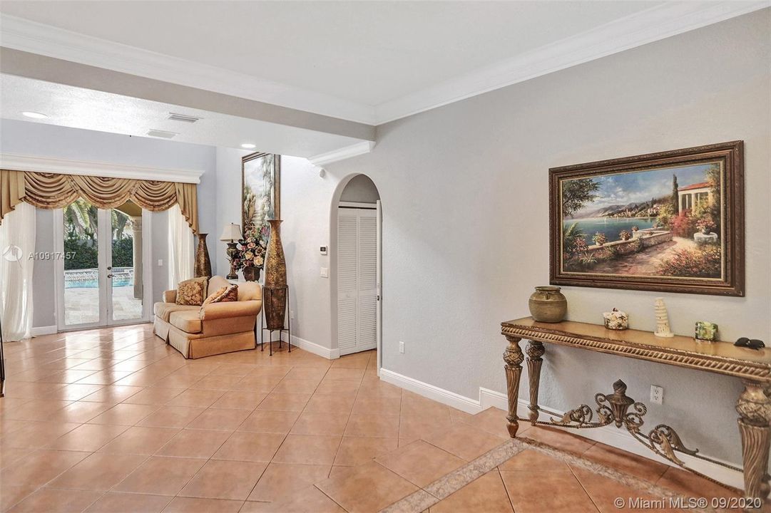 Vendido Recientemente: $690,000 (5 camas, 3 baños, 3238 Pies cuadrados)