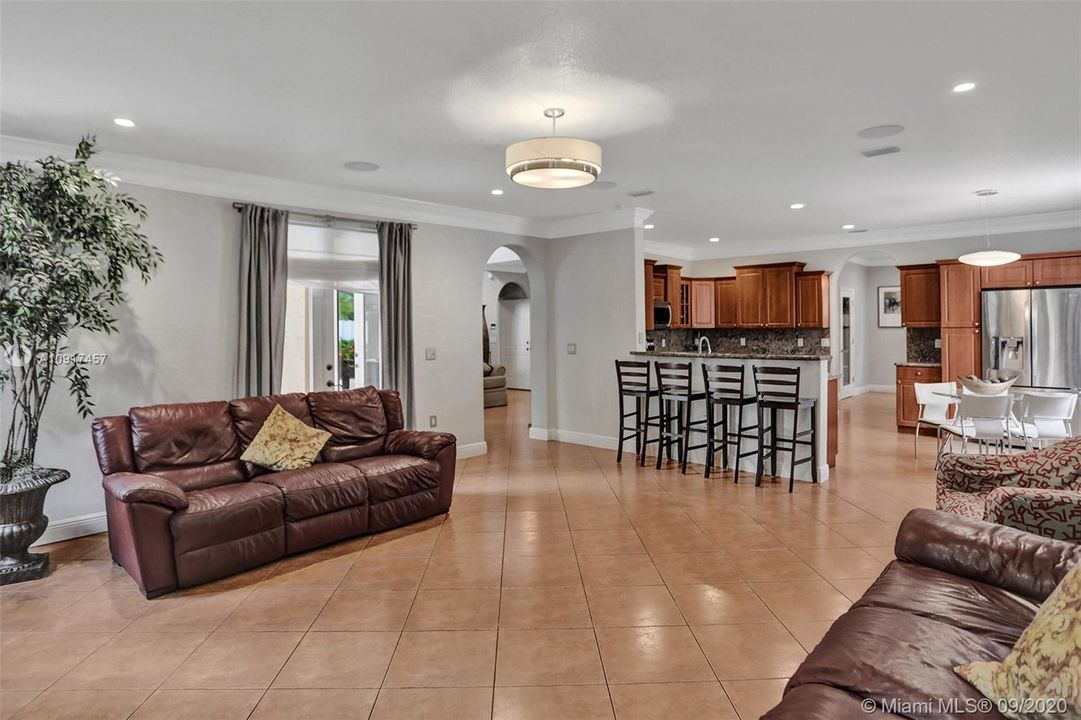 Vendido Recientemente: $690,000 (5 camas, 3 baños, 3238 Pies cuadrados)