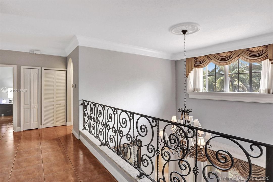 Vendido Recientemente: $690,000 (5 camas, 3 baños, 3238 Pies cuadrados)