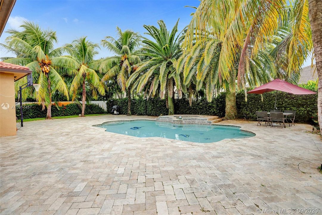 Vendido Recientemente: $690,000 (5 camas, 3 baños, 3238 Pies cuadrados)