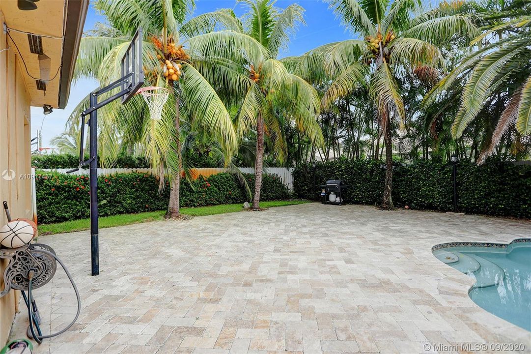 Vendido Recientemente: $690,000 (5 camas, 3 baños, 3238 Pies cuadrados)
