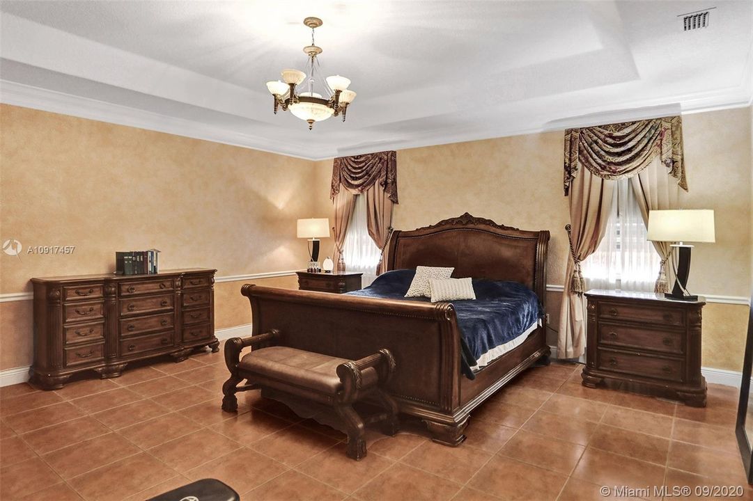 Vendido Recientemente: $690,000 (5 camas, 3 baños, 3238 Pies cuadrados)