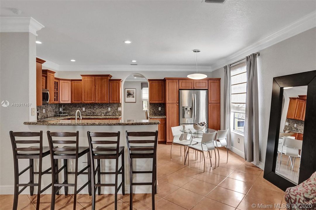 Vendido Recientemente: $690,000 (5 camas, 3 baños, 3238 Pies cuadrados)