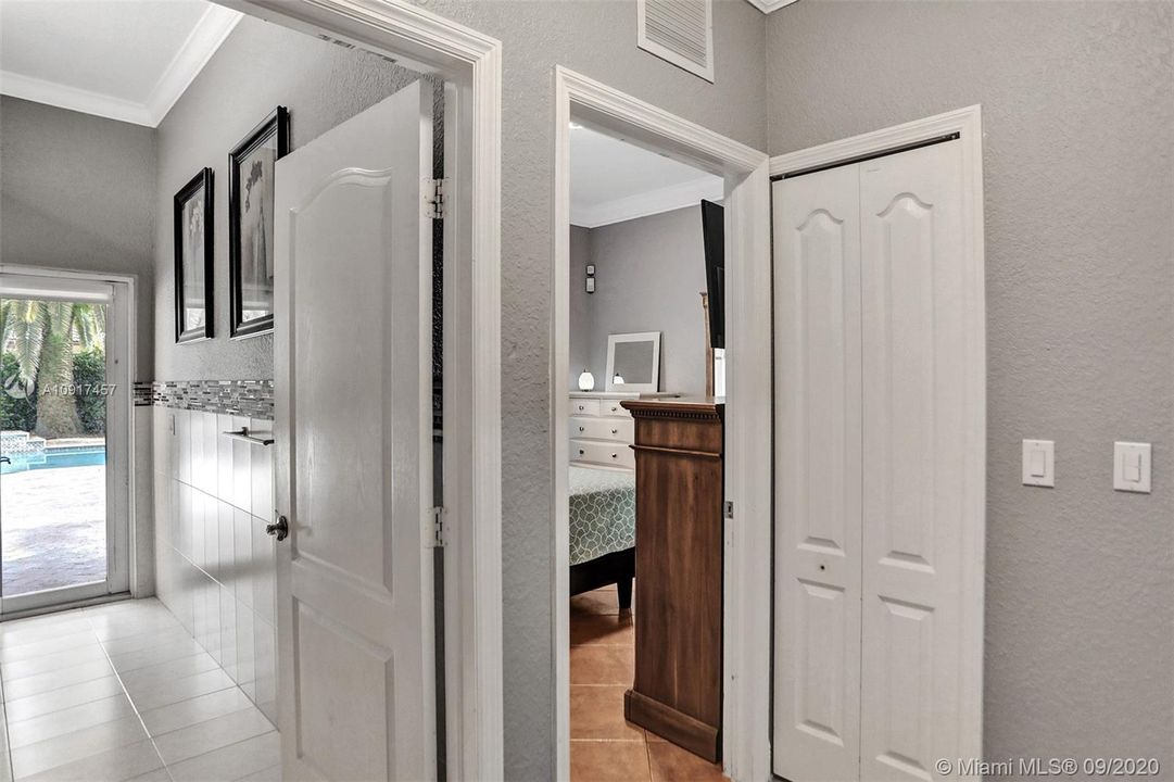 Vendido Recientemente: $690,000 (5 camas, 3 baños, 3238 Pies cuadrados)