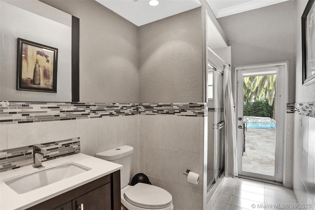 Vendido Recientemente: $690,000 (5 camas, 3 baños, 3238 Pies cuadrados)
