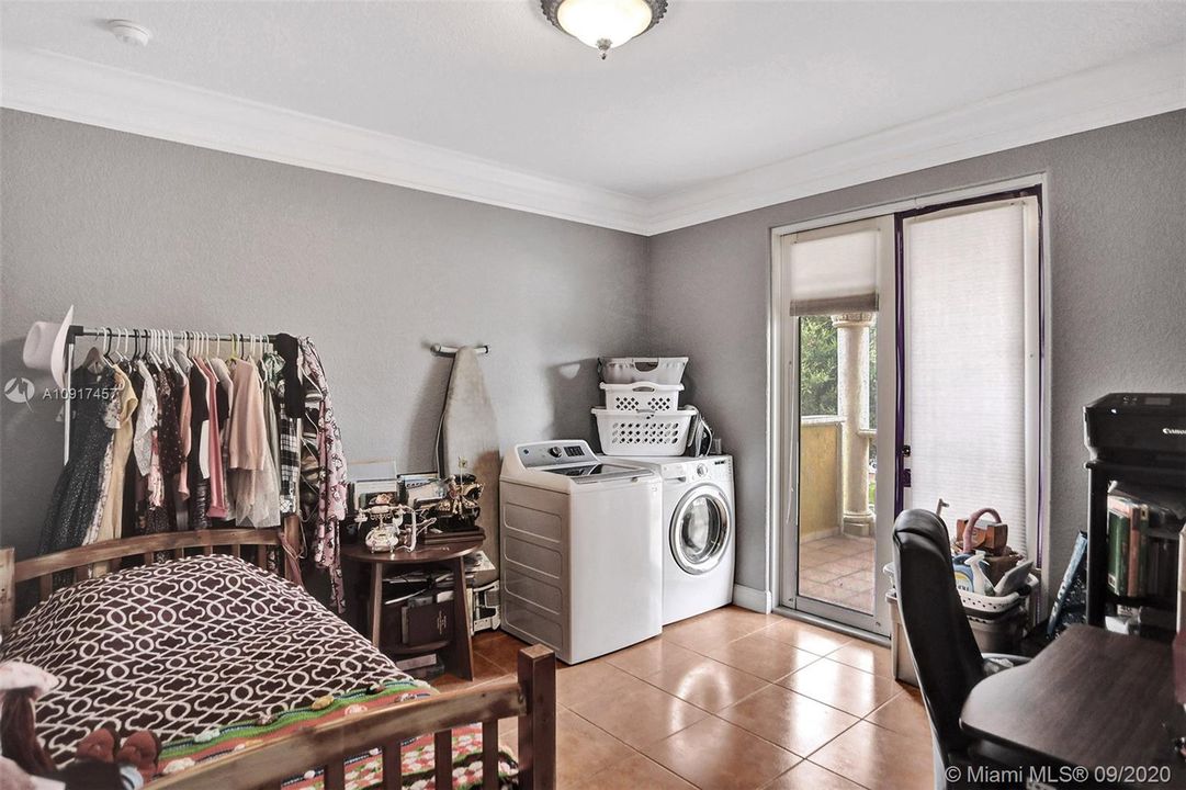 Vendido Recientemente: $690,000 (5 camas, 3 baños, 3238 Pies cuadrados)