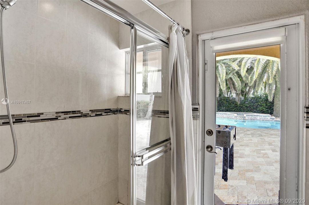 Vendido Recientemente: $690,000 (5 camas, 3 baños, 3238 Pies cuadrados)