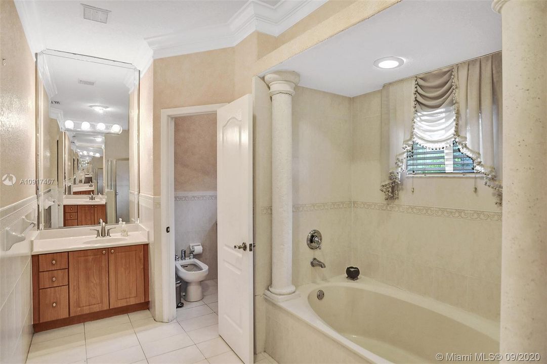 Vendido Recientemente: $690,000 (5 camas, 3 baños, 3238 Pies cuadrados)