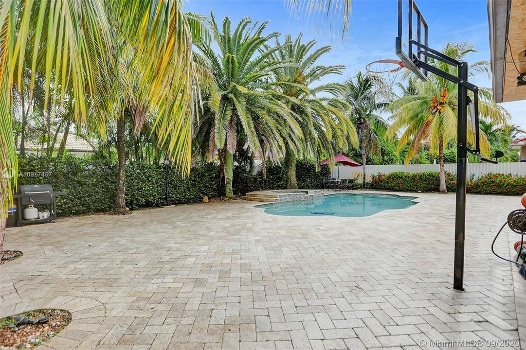 Vendido Recientemente: $690,000 (5 camas, 3 baños, 3238 Pies cuadrados)