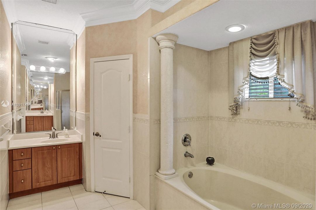 Vendido Recientemente: $690,000 (5 camas, 3 baños, 3238 Pies cuadrados)