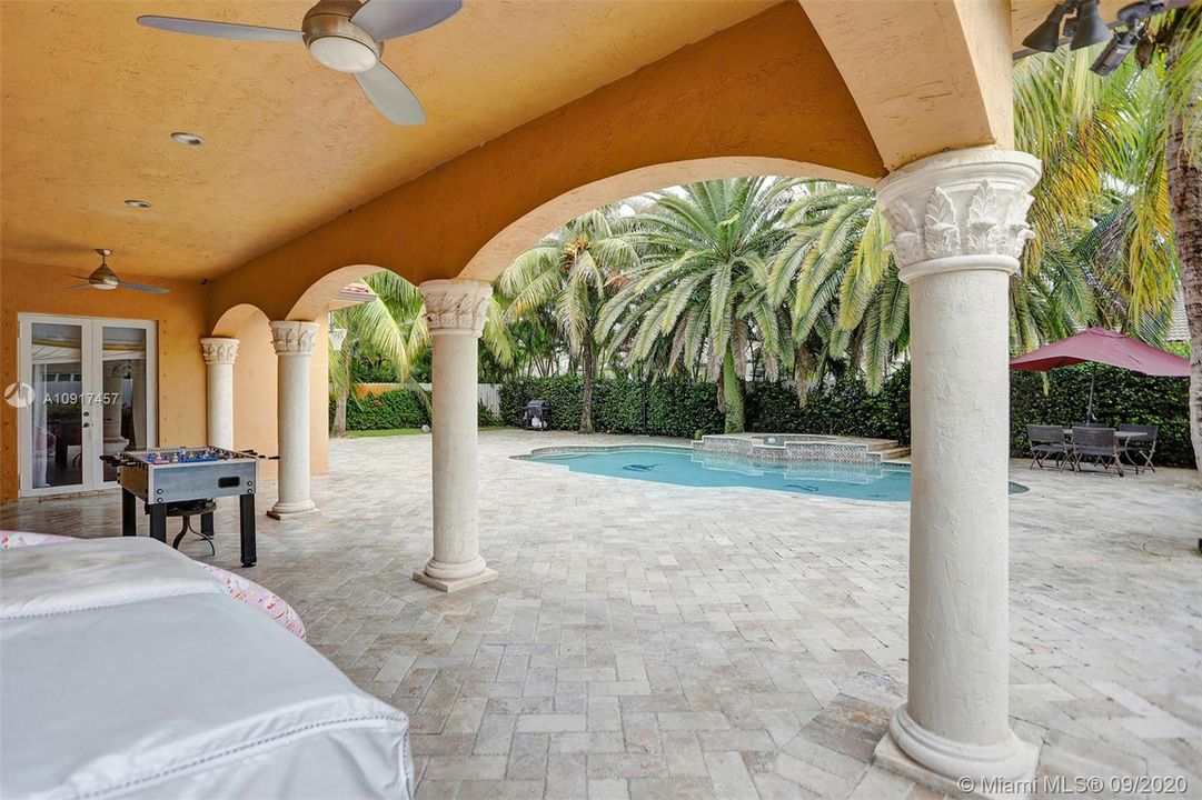 Vendido Recientemente: $690,000 (5 camas, 3 baños, 3238 Pies cuadrados)