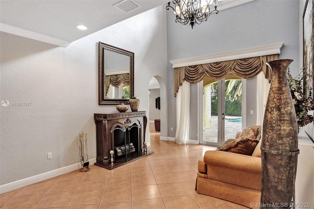 Vendido Recientemente: $690,000 (5 camas, 3 baños, 3238 Pies cuadrados)