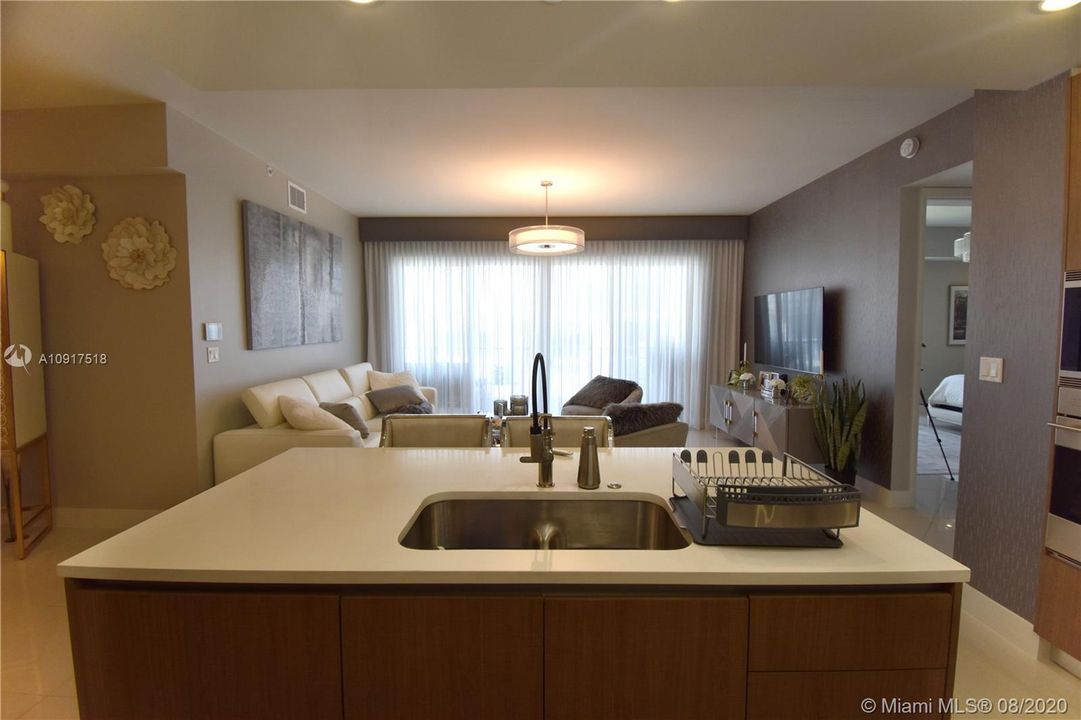 Vendido Recientemente: $949,900 (3 camas, 2 baños, 1881 Pies cuadrados)