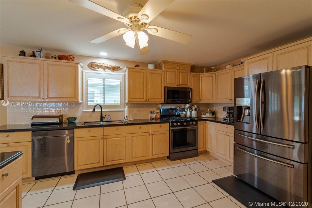 UPDATED KITCHEN: BLACK GRANITE COUNTERS, STAINLESS SAMSUNG APPLIANCES, GAS STOVE, CUSTOM PLANTATION SHUTTERS...