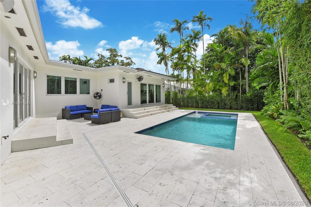 Vendido Recientemente: $1,749,000 (4 camas, 3 baños, 2814 Pies cuadrados)