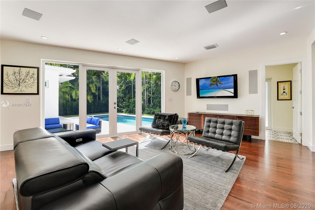Vendido Recientemente: $1,749,000 (4 camas, 3 baños, 2814 Pies cuadrados)