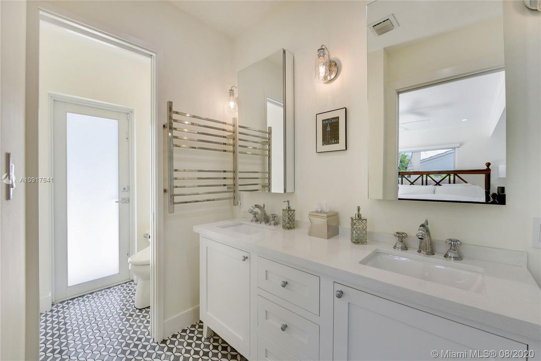 Vendido Recientemente: $1,749,000 (4 camas, 3 baños, 2814 Pies cuadrados)