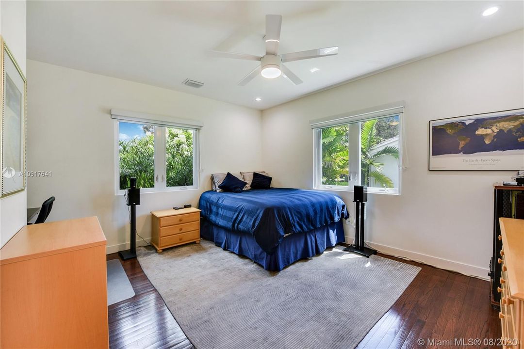 Vendido Recientemente: $1,749,000 (4 camas, 3 baños, 2814 Pies cuadrados)