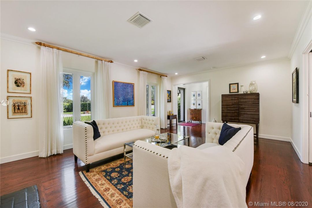 Vendido Recientemente: $1,749,000 (4 camas, 3 baños, 2814 Pies cuadrados)
