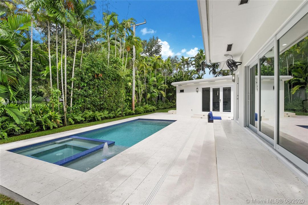 Vendido Recientemente: $1,749,000 (4 camas, 3 baños, 2814 Pies cuadrados)