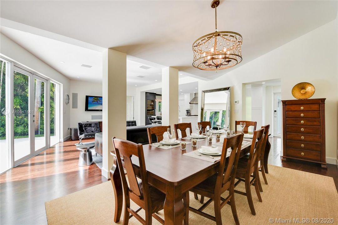 Vendido Recientemente: $1,749,000 (4 camas, 3 baños, 2814 Pies cuadrados)