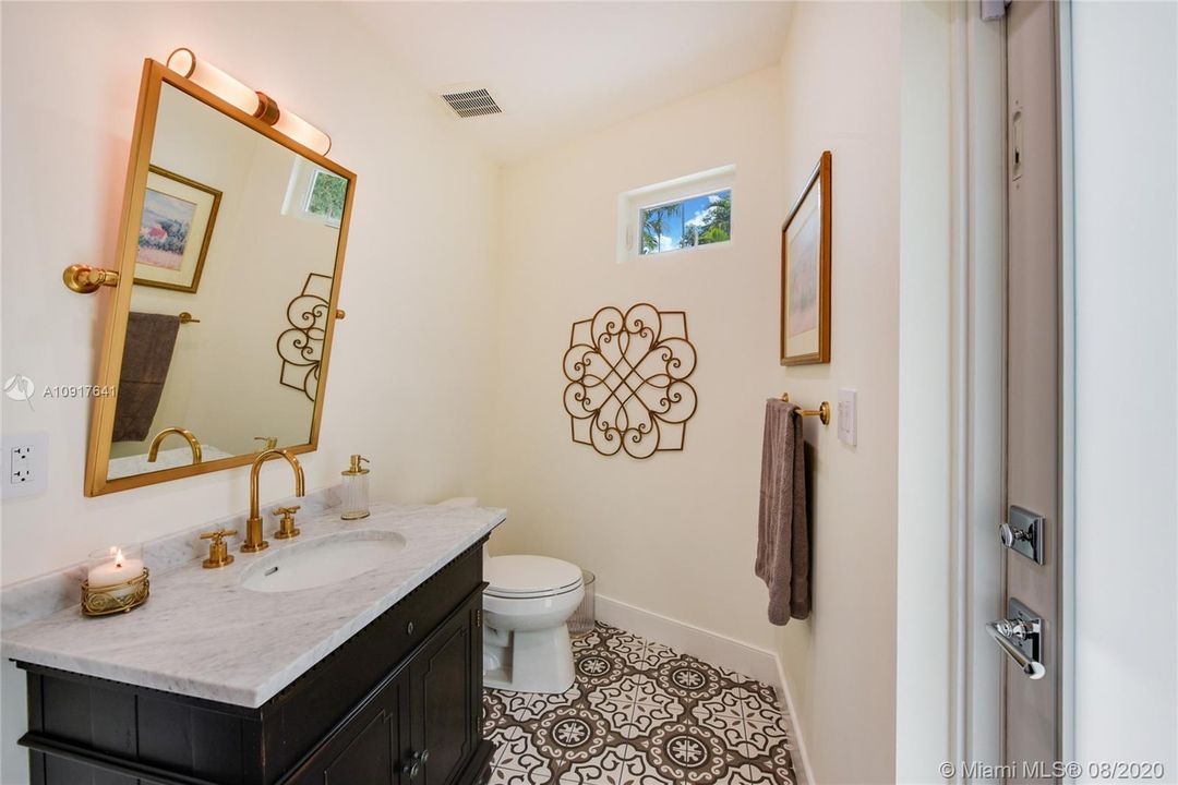 Vendido Recientemente: $1,749,000 (4 camas, 3 baños, 2814 Pies cuadrados)