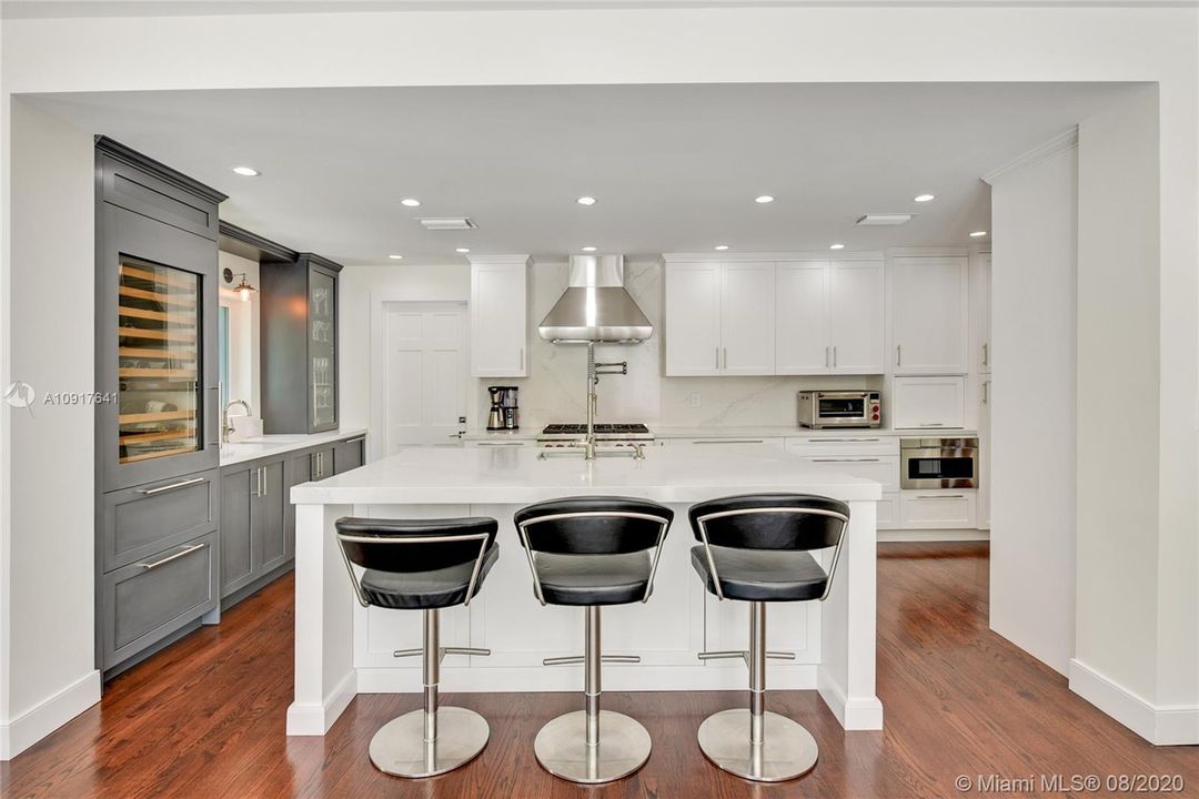 Vendido Recientemente: $1,749,000 (4 camas, 3 baños, 2814 Pies cuadrados)