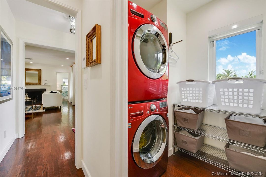 Vendido Recientemente: $1,749,000 (4 camas, 3 baños, 2814 Pies cuadrados)
