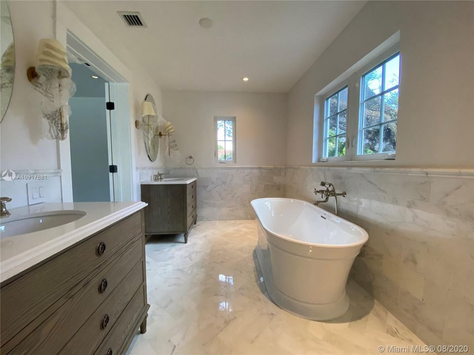 Recently Sold: $2,690,000 (4 beds, 5 baths, 4085 Square Feet)