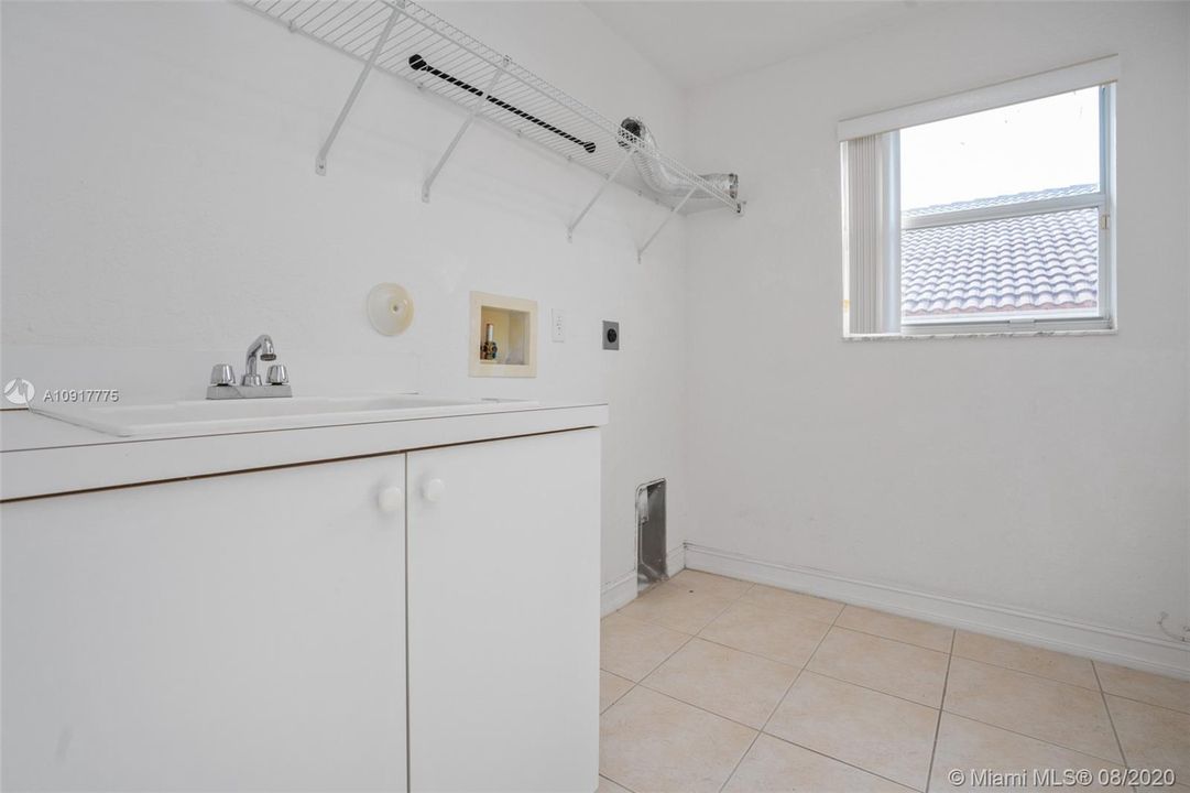 Vendido Recientemente: $473,000 (5 camas, 3 baños, 2994 Pies cuadrados)