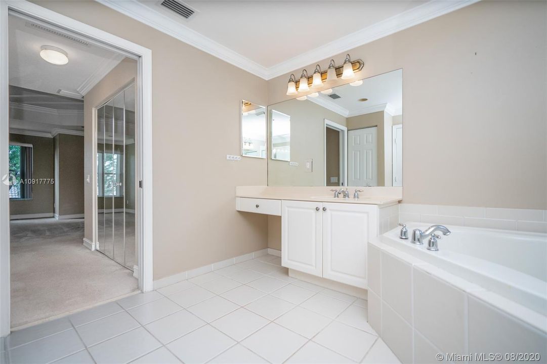 Vendido Recientemente: $473,000 (5 camas, 3 baños, 2994 Pies cuadrados)