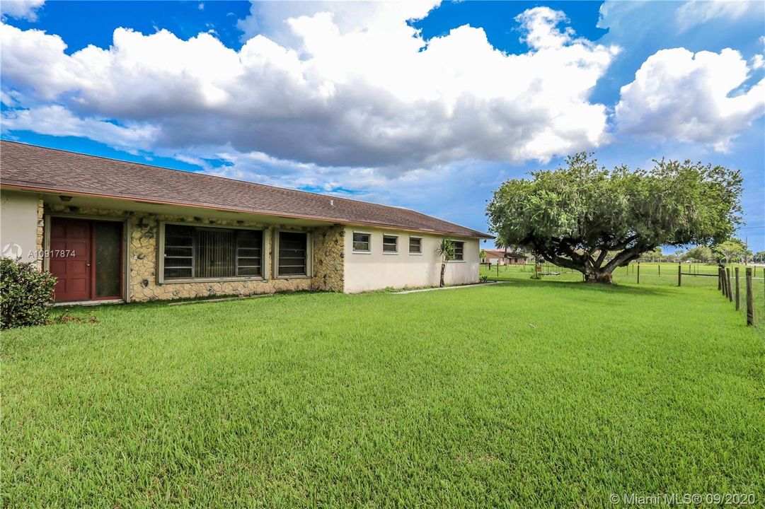 Vendido Recientemente: $2,500,000 (3 camas, 2 baños, 2076 Pies cuadrados)