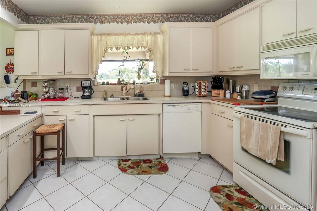 Vendido Recientemente: $2,500,000 (3 camas, 2 baños, 2076 Pies cuadrados)